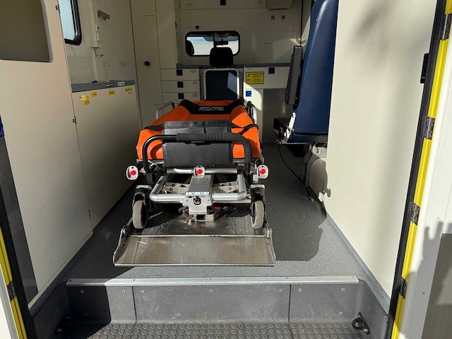 Mercedes - 2013 - 315 cdi - ambulance - personenauto - afbeelding 8 van  16