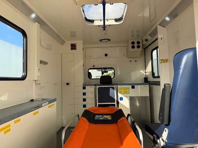 Mercedes - 2013 - 315 cdi - ambulance - personenauto - afbeelding 9 van  16