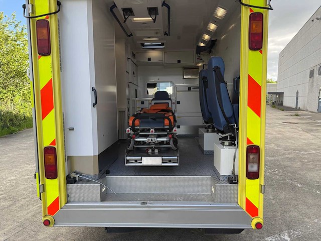 Mercedes - 2014 - 319 cdi - ambulance - personenauto - afbeelding 17 van  44