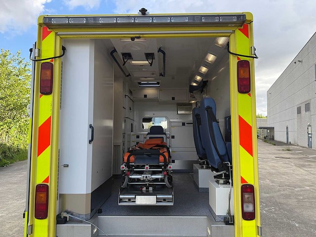 Mercedes - 2014 - 319 cdi - ambulance - personenauto - afbeelding 18 van  44