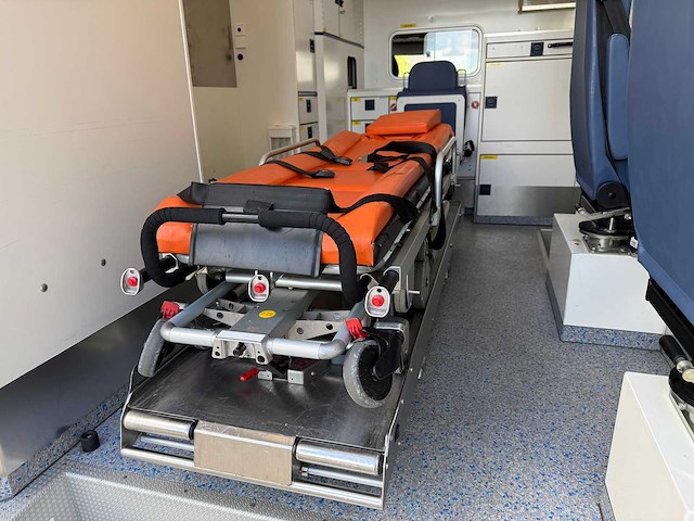 Mercedes - 2014 - 319 cdi - ambulance - personenauto - afbeelding 20 van  44