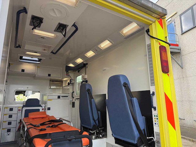 Mercedes - 2014 - 319 cdi - ambulance - personenauto - afbeelding 25 van  44