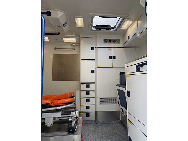 Mercedes - 2014 - 319 cdi - ambulance - personenauto - afbeelding 15 van  34