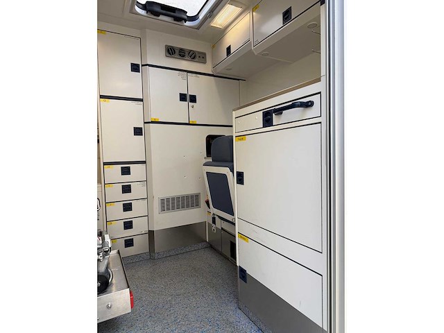 Mercedes - 2014 - 319 cdi - ambulance - personenauto - afbeelding 16 van  34
