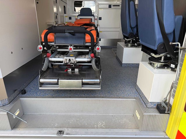 Mercedes - 2014 - 319 cdi - ambulance - personenauto - afbeelding 18 van  34