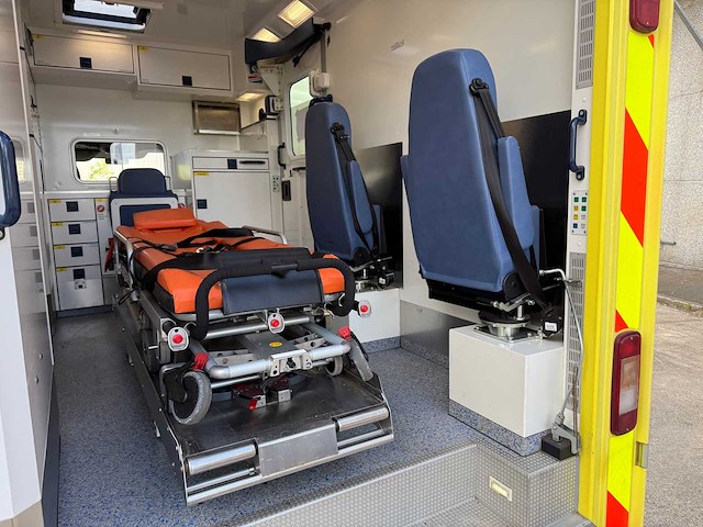 Mercedes - 2014 - 319 cdi - ambulance - personenauto - afbeelding 21 van  34
