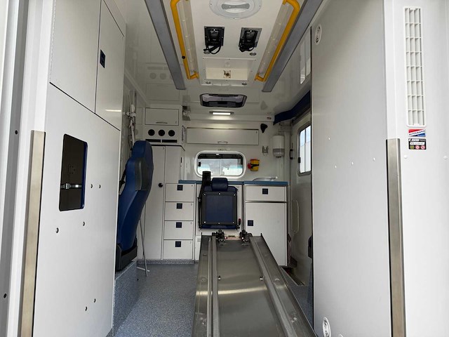 Mercedes - 2016 - sprinter - ambulance - afbeelding 5 van  30