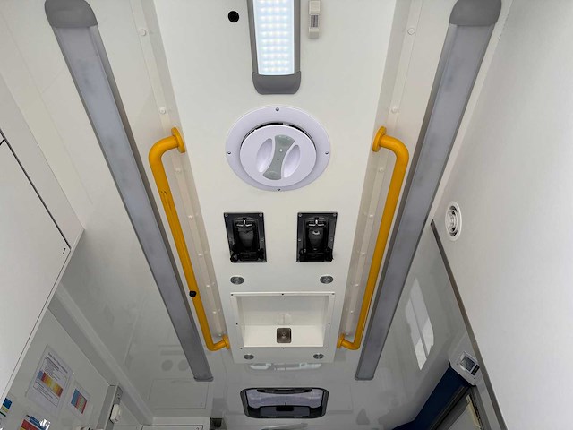 Mercedes - 2016 - sprinter - ambulance - afbeelding 13 van  36