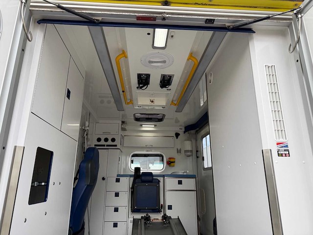 Mercedes - 2016 - sprinter - ambulance - afbeelding 3 van  30