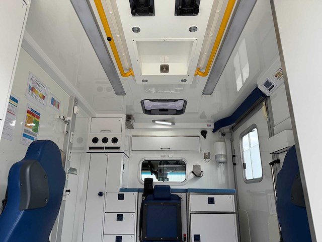 Mercedes - 2016 - sprinter - ambulance - afbeelding 11 van  36