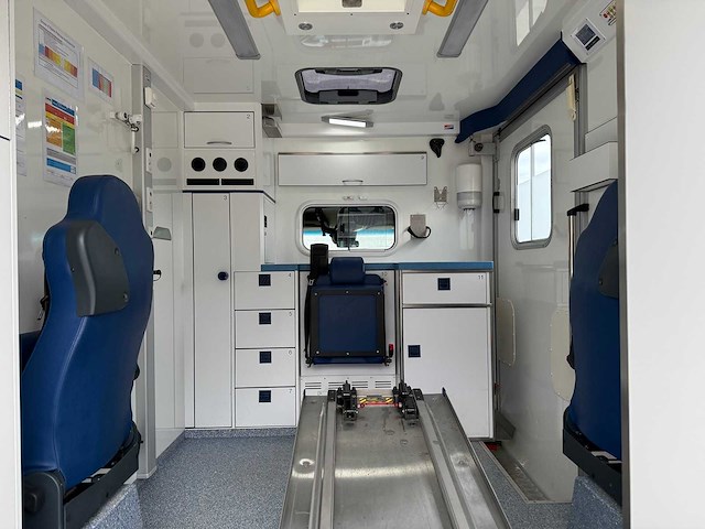 Mercedes - 2016 - sprinter - ambulance - afbeelding 35 van  36