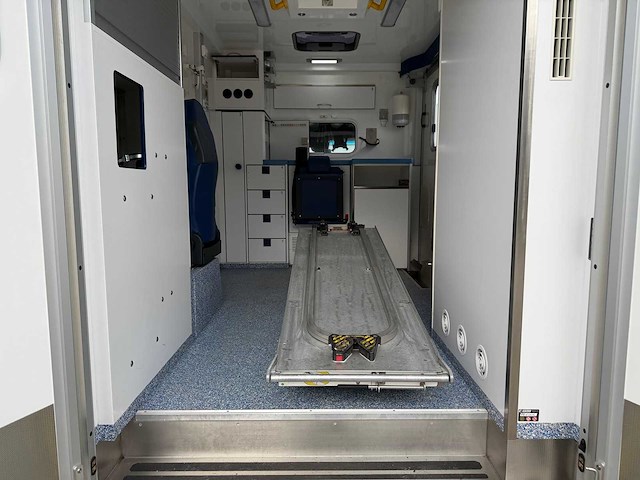 Mercedes - 2018 - sprinter - ambulance - afbeelding 4 van  28