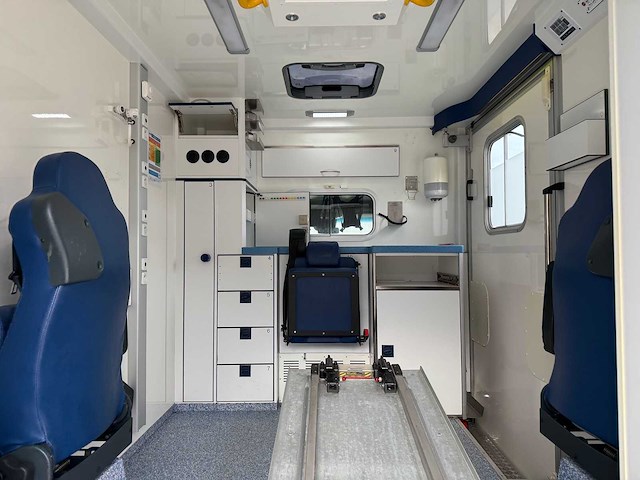 Mercedes - 2018 - sprinter - ambulance - afbeelding 6 van  28