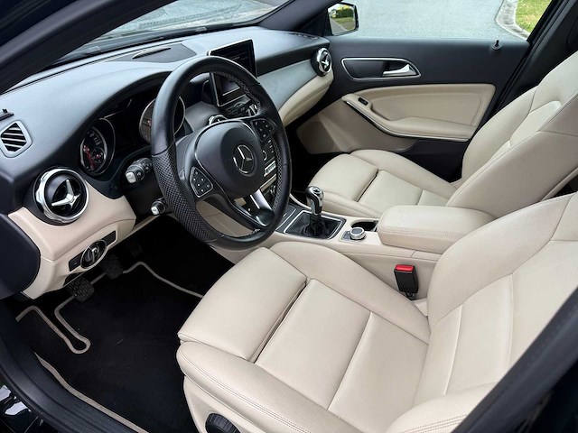 Mercedes - 2019 - gla - 180 - personenauto - afbeelding 15 van  26