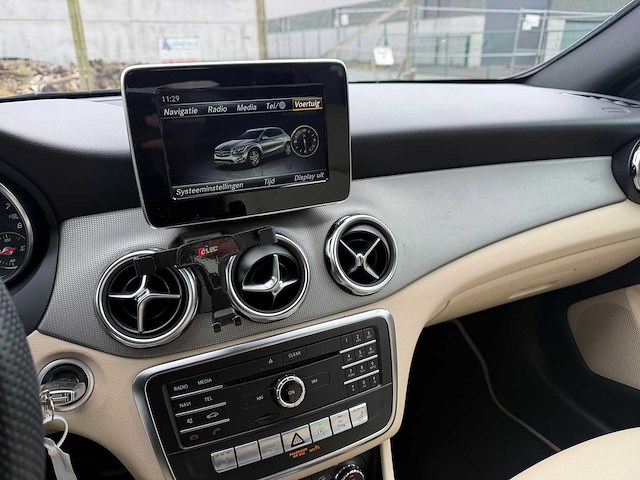 Mercedes - 2019 - gla - 180 - personenauto - afbeelding 11 van  15