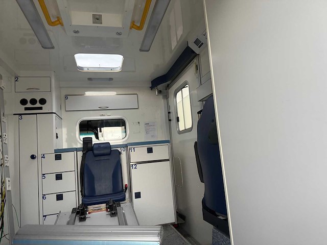 Mercedes - 2019 - sprinter - ambulance - afbeelding 4 van  26