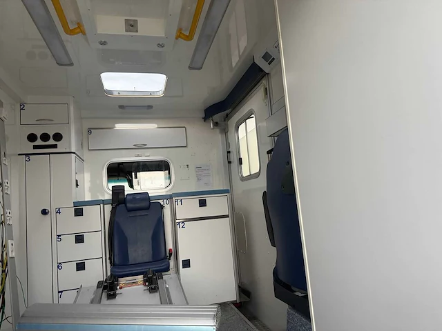 Mercedes - 2019 - sprinter - ambulance - afbeelding 5 van  33