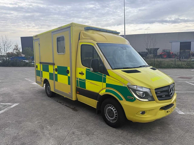 Mercedes - 2019 - sprinter - ambulance - afbeelding 31 van  33