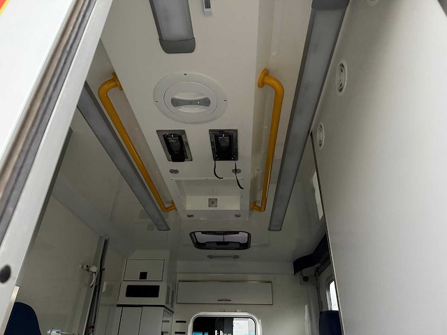 Mercedes - 2020 - sprinter ambulance - ambulance - afbeelding 7 van  32