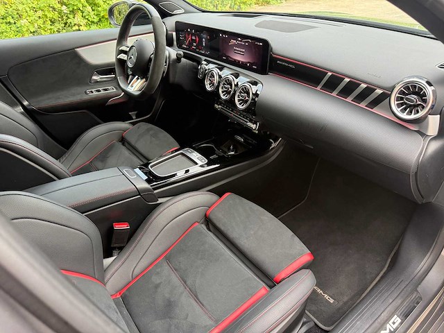 Mercedes - 2025 - a45 amg - s4matic+ - personenauto - afbeelding 13 van  31