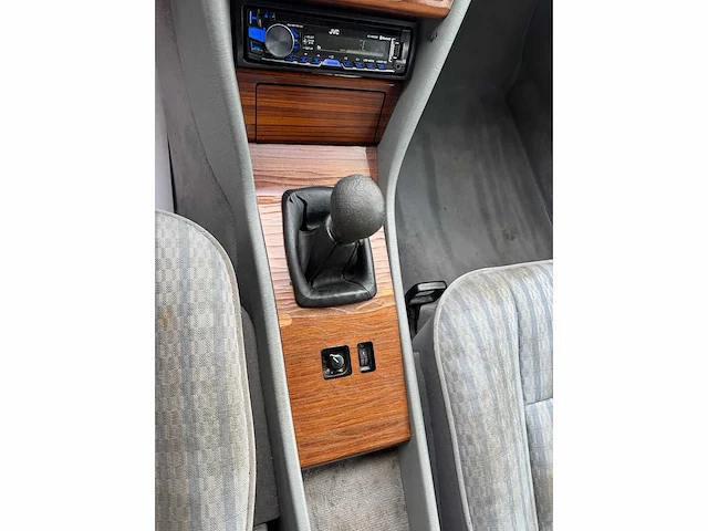 Mercedes - 250d - <124 - personenauto - afbeelding 4 van  15