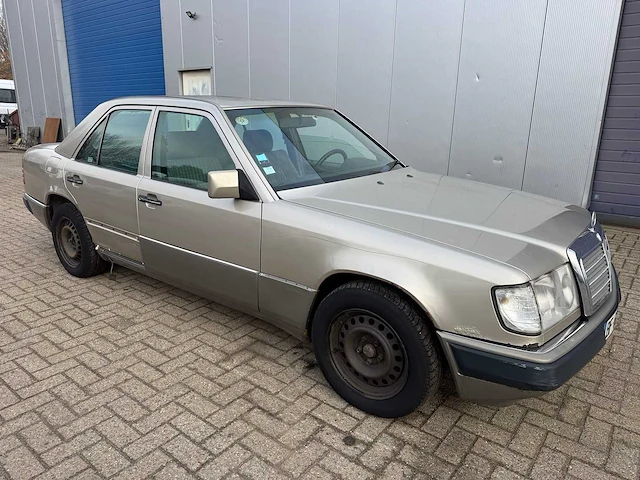 Mercedes - 250d - <124 - personenauto - afbeelding 9 van  15