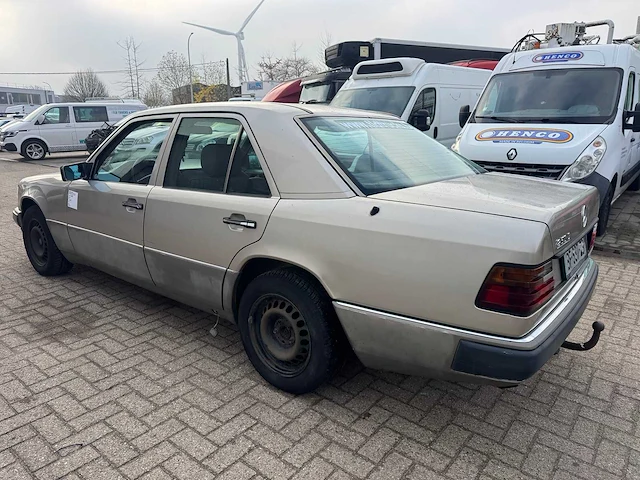 Mercedes - 250d - <124 - personenauto - afbeelding 12 van  15