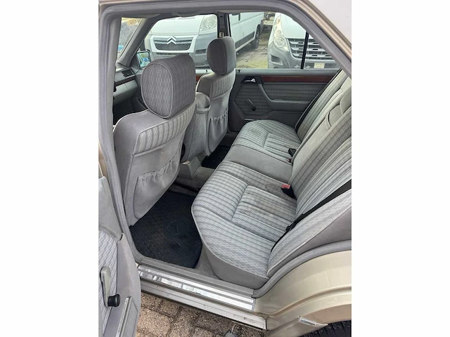 Mercedes - 250d - <124 - personenauto - afbeelding 13 van  15