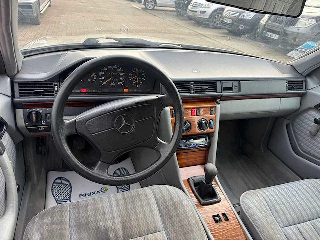 Mercedes - 250d - <124 - personenauto - afbeelding 14 van  15