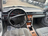Mercedes - 250d - <124 - personenauto - afbeelding 14 van  15