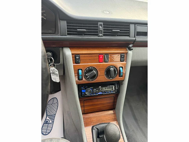Mercedes - 250d - <124 - personenauto - afbeelding 11 van  15