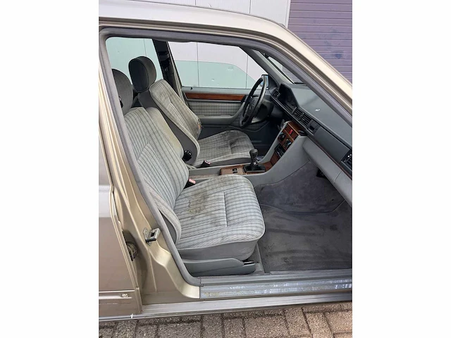 Mercedes - 250d - <124 - personenauto - afbeelding 14 van  15