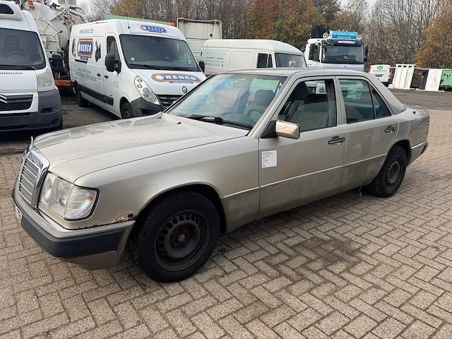 Mercedes - 250d - <124 - personenauto - afbeelding 1 van  15