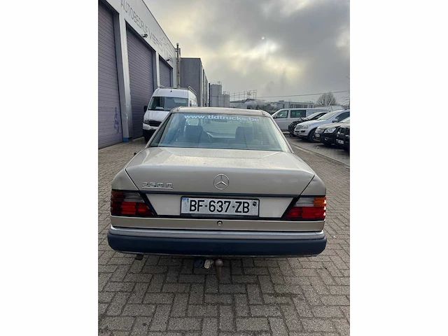 Mercedes - 250d - <124 - personenauto - afbeelding 5 van  15