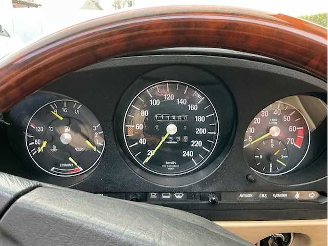 Mercedes - 560 sl - oldtimer - afbeelding 6 van  31