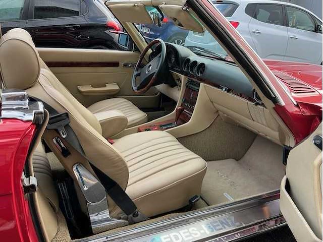 Mercedes - 560 sl - oldtimer - afbeelding 10 van  31