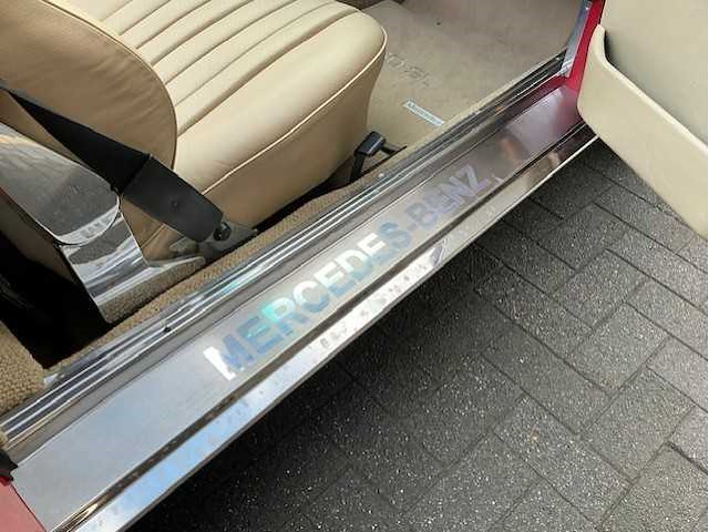 Mercedes - 560 sl - oldtimer - afbeelding 15 van  31