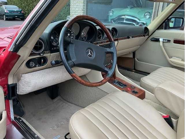Mercedes - 560 sl - oldtimer - afbeelding 22 van  31