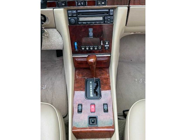 Mercedes - 560 sl - oldtimer - afbeelding 23 van  31