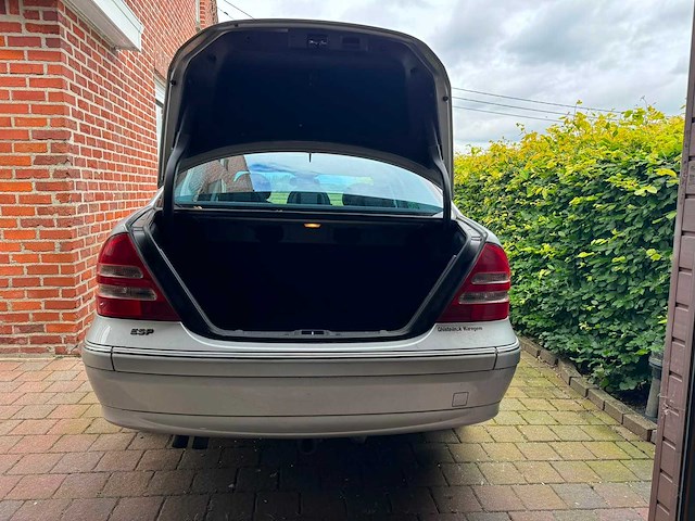 Mercedes - c220 - cdi - car - 2002 - afbeelding 9 van  10