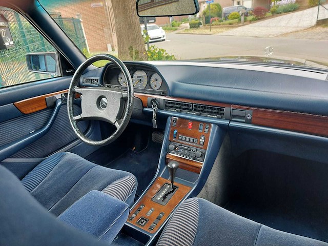 Mercedes - s klasse - 280 se - oldtimer - afbeelding 22 van  51
