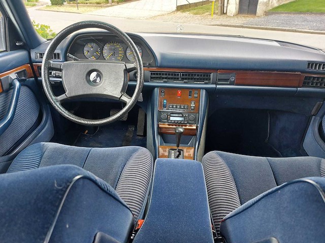 Mercedes - s klasse - 280 se - oldtimer - afbeelding 35 van  51