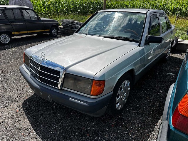 Mercedes - sedan - 190e - oldtimer - afbeelding 1 van  13