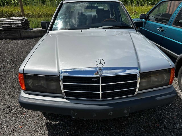 Mercedes - sedan - 190e - oldtimer - afbeelding 10 van  13