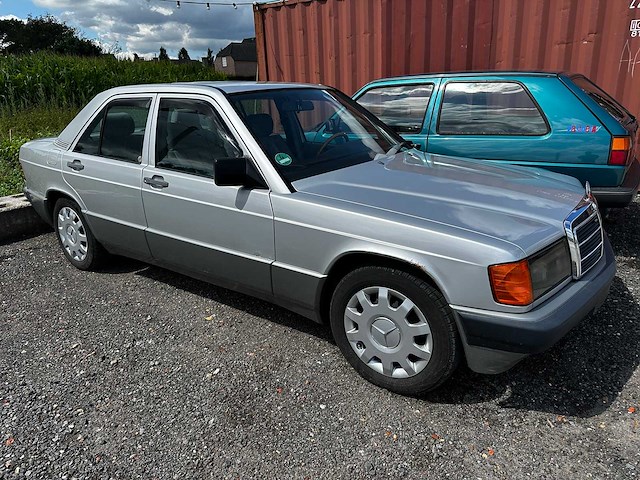 Mercedes - sedan - 190e - oldtimer - afbeelding 5 van  13