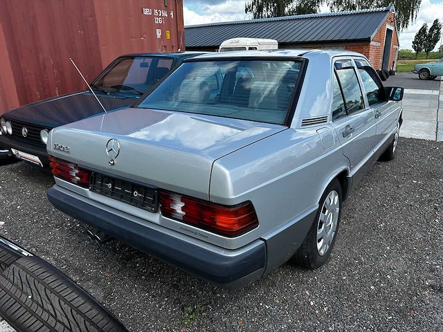 Mercedes - sedan - 190e - oldtimer - afbeelding 11 van  13