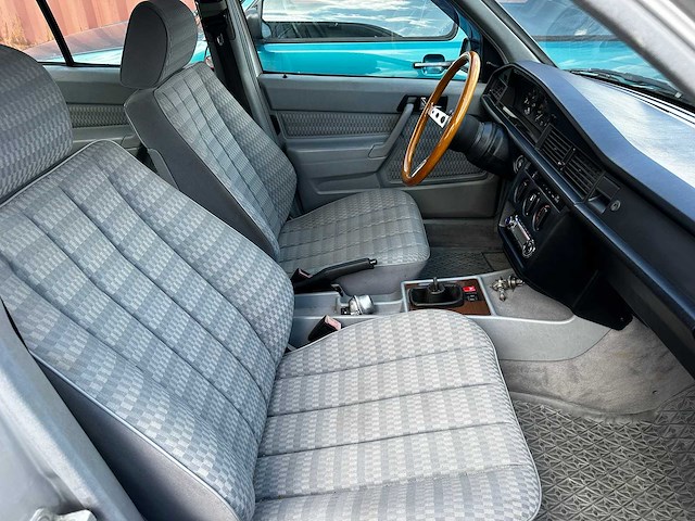 Mercedes - sedan - 190e - oldtimer - afbeelding 7 van  13