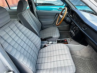 Mercedes - sedan - 190e - oldtimer - afbeelding 7 van  13