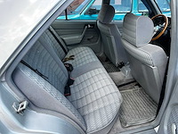Mercedes - sedan - 190e - oldtimer - afbeelding 8 van  13