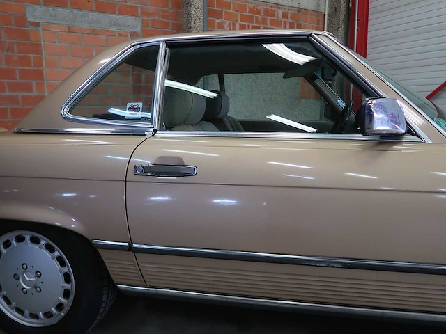 Mercedes - sl 560 - 107 - classic cars >15 - afbeelding 2 van  11